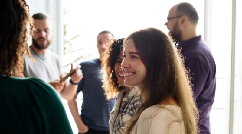 Image de personnes qui se rencontrent lors d'un salon professionnel