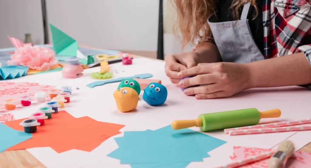 Femme qui participe a un atelier créatif, peinture, modelage, dessin...