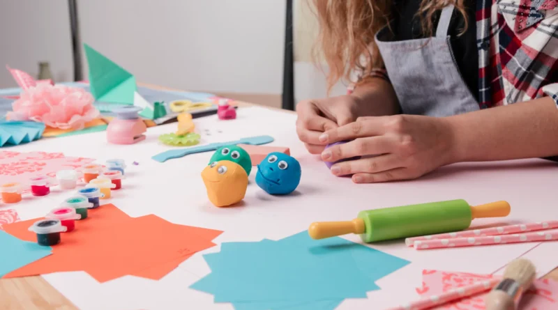 Femme qui participe a un atelier créatif, peinture, modelage, dessin...